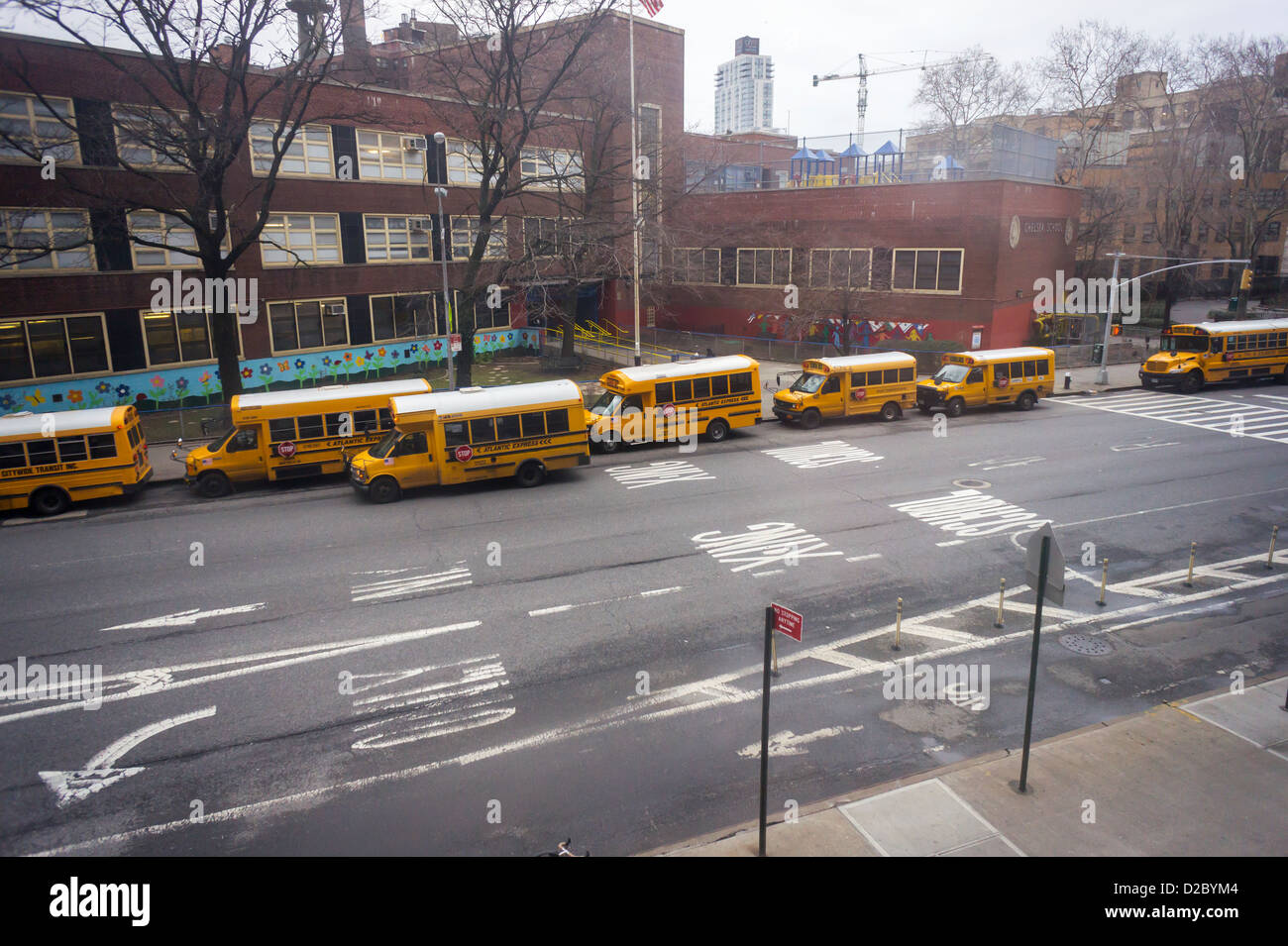 Gli autobus scolastici scaricano i loro passeggeri al di fuori di una scuola elementare in New York quartiere di Chelsea Foto Stock