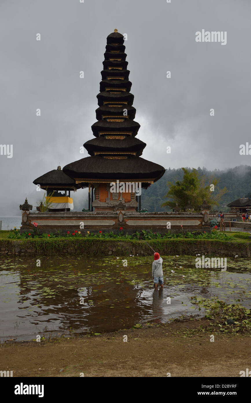 Pesca Intorno alle shivaite tempio di Pura Ulun Danu Bratan; Candikuning, Bali. Indonesia. Foto Stock