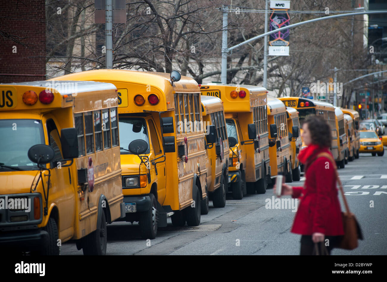 Gli scuolabus parcheggiato al di fuori di una scuola elementare in New York quartiere di Chelsea Foto Stock