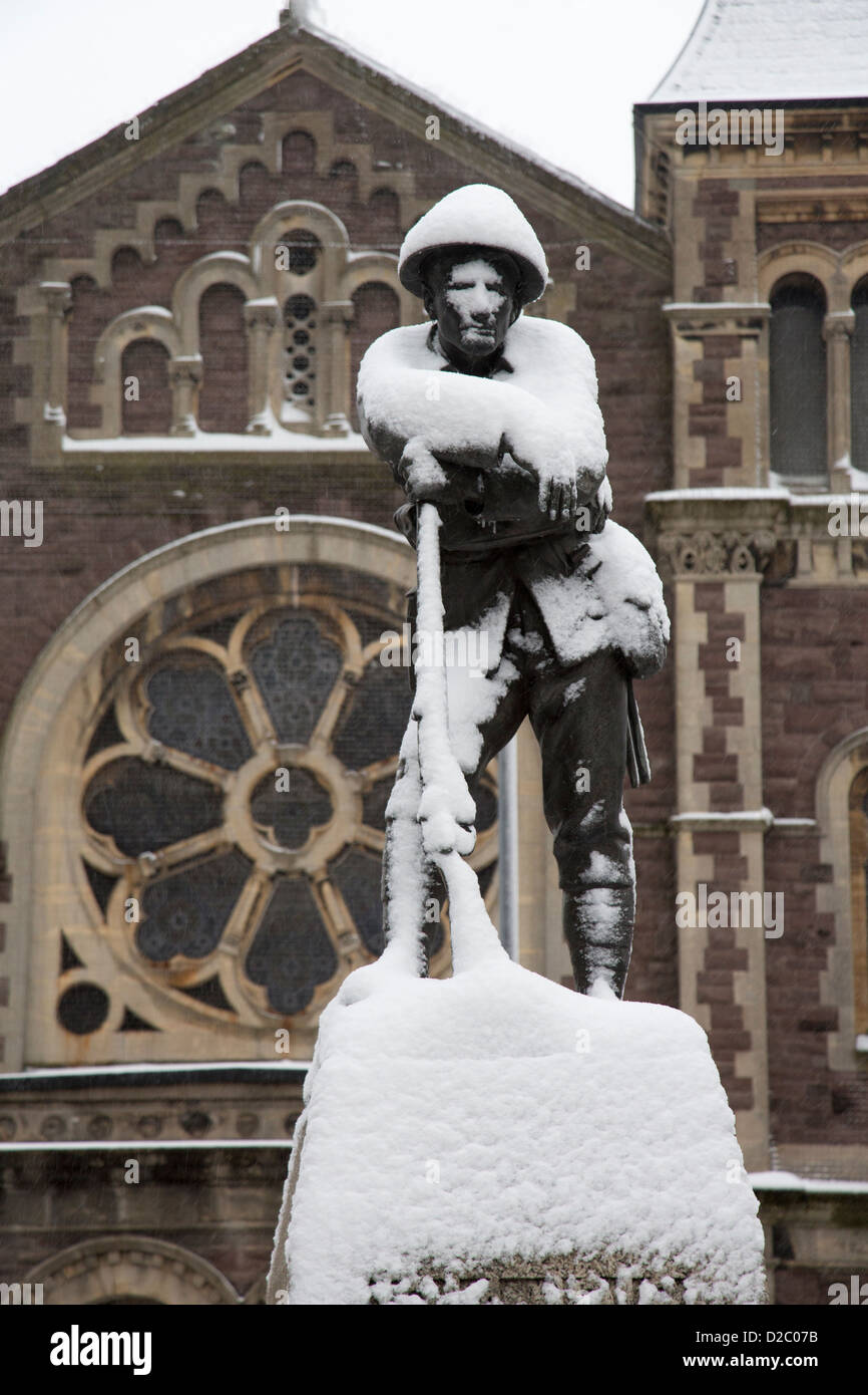 Faccia scelto nella neve sul monumento ai caduti della Prima Guerra Mondiale, Abergavenny, Wales, Regno Unito Foto Stock