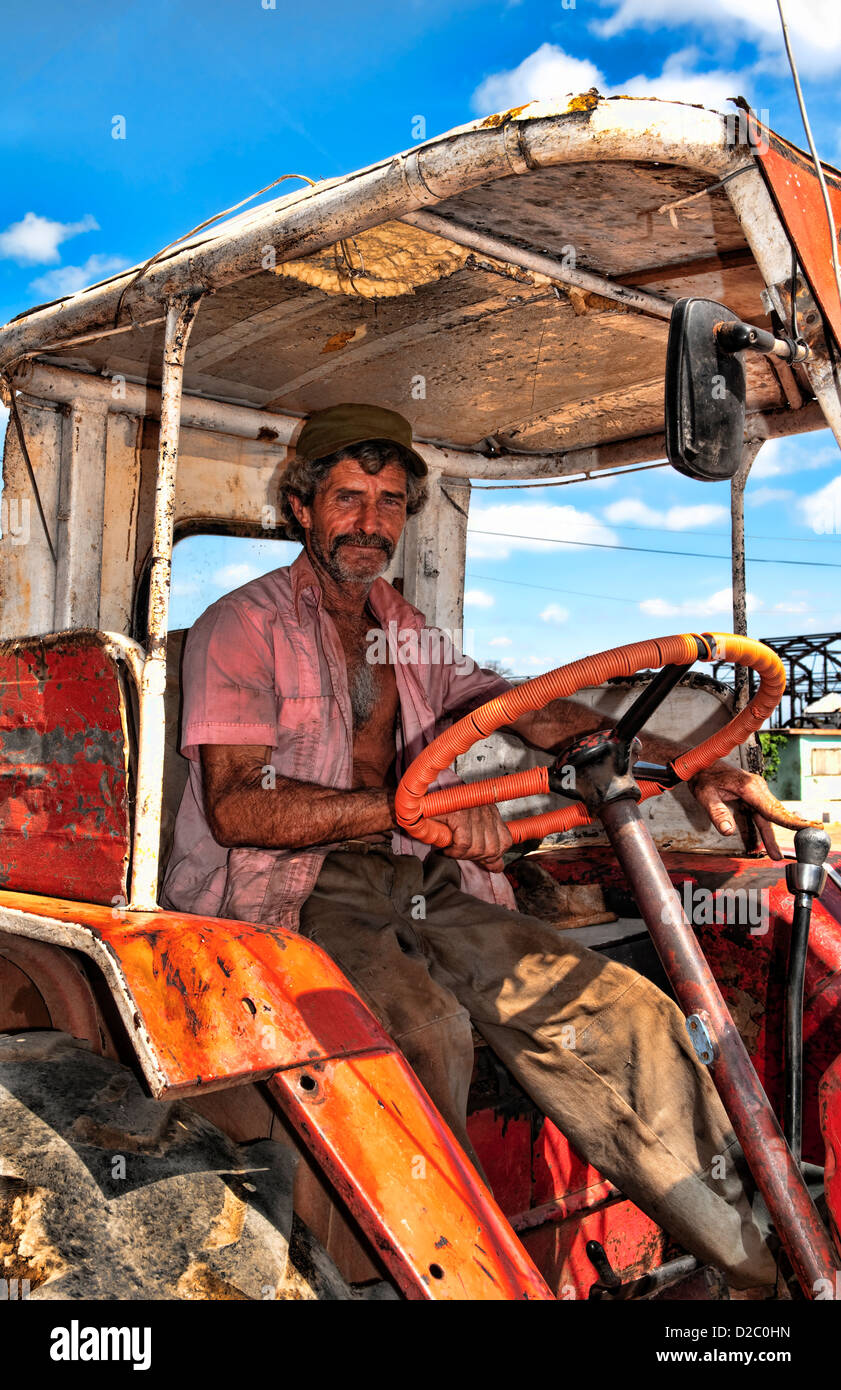 Close up uomo guida del trattore nel piccolo paese di Australia Cuba al di fuori di La Habana Foto Stock