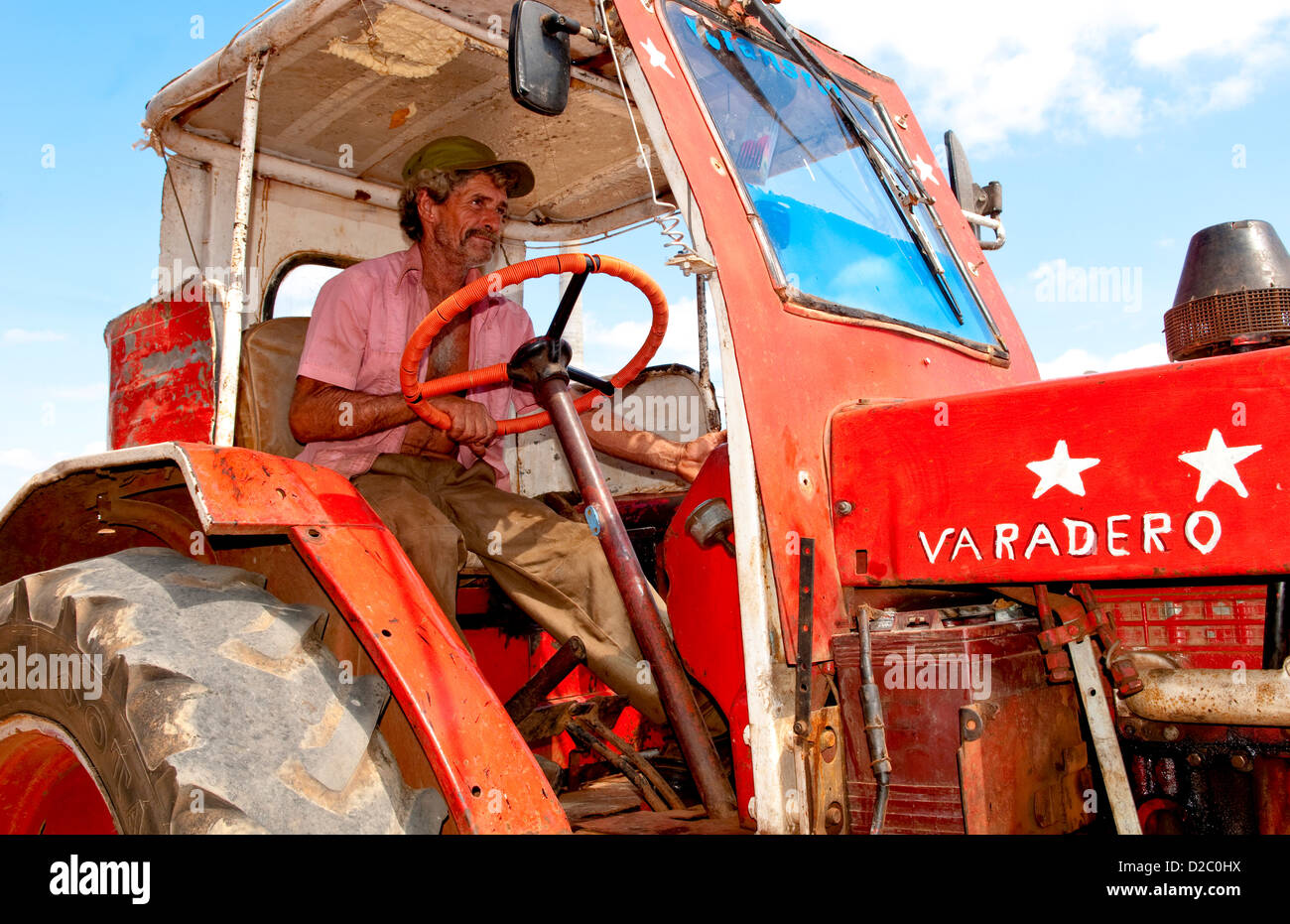 Close up uomo guida del trattore nel piccolo paese di Australia Cuba al di fuori di La Habana Foto Stock