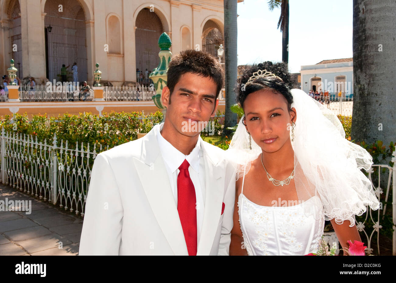 Coppia giovane in matrimonio nel parco in Trinidad, Cuba Foto Stock