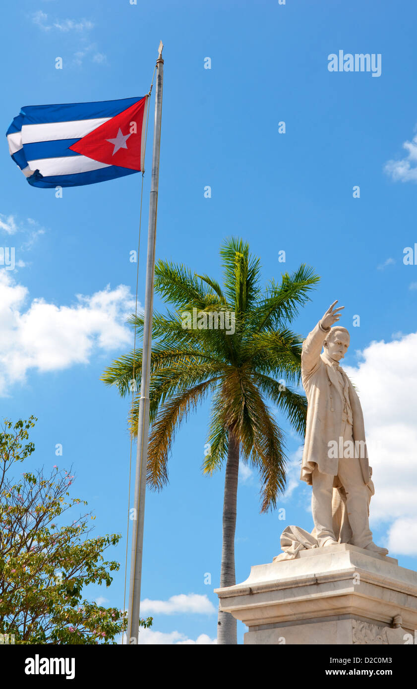 Bandiera cubana e la statua di Jose Marti nel centro della città di Cienfuegos, Cuba Foto Stock