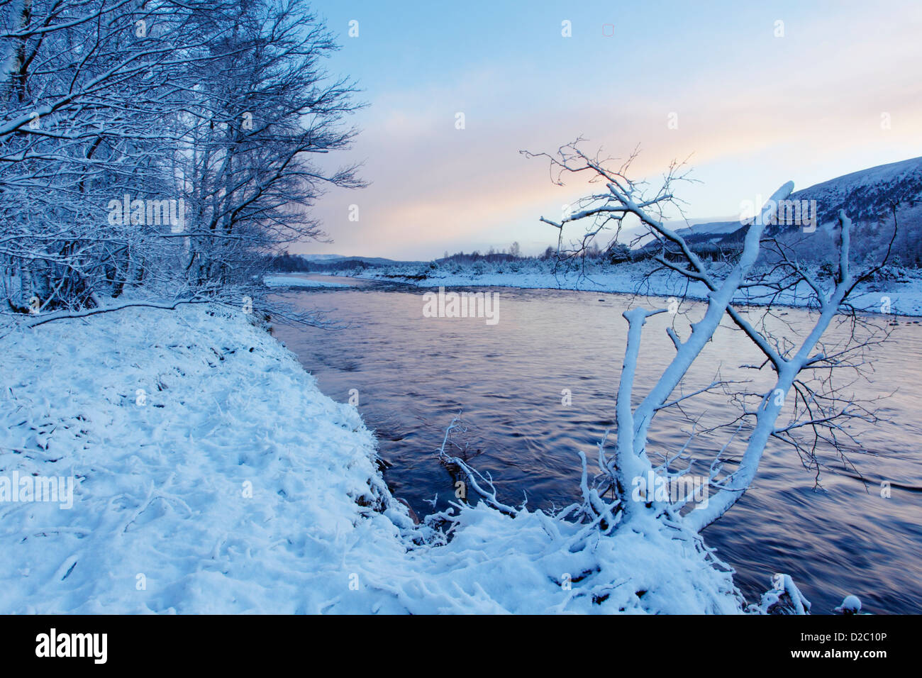 I colori dell'alba riflessa sul fiume Feshie in Glen Feshie nel Parco Nazionale di Cairngorms Scozia Scotland Foto Stock