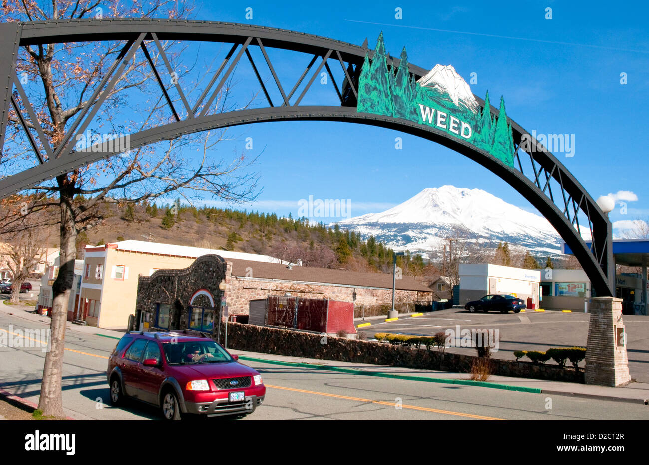 Piccola cittadina di erbaccia, California, vicino a Mt. Shasta Foto Stock