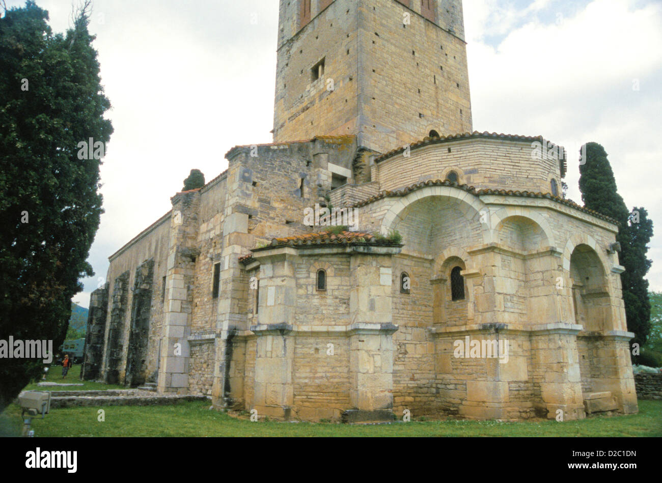 La Francia. Pirenei. Valcabreres. San Giusto Chiesa. Abside esterna e la torre. Romanico. 1100S. Unesco - Sito Patrimonio dell'umanità. Foto Stock