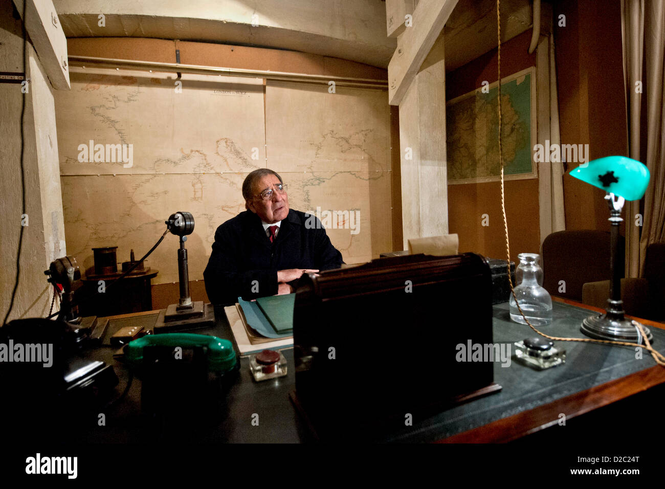 Il Segretario alla difesa degli Stati Uniti Leon Panetta si siede a Winston Churchill's desk durante un tour di Churchill's War Rooms Gennaio 19, 2013 a Londra, Inghilterra, Regno Unito. Panetta è su sei giorni di viaggio in Europa per incontrare i leader e le truppe degli Stati Uniti. Foto Stock