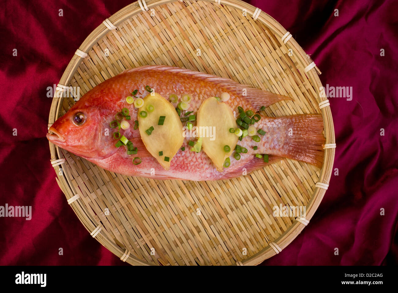 Fresco Lutiano rosso Pesce con lo zenzero e le cipolle. Foto Stock