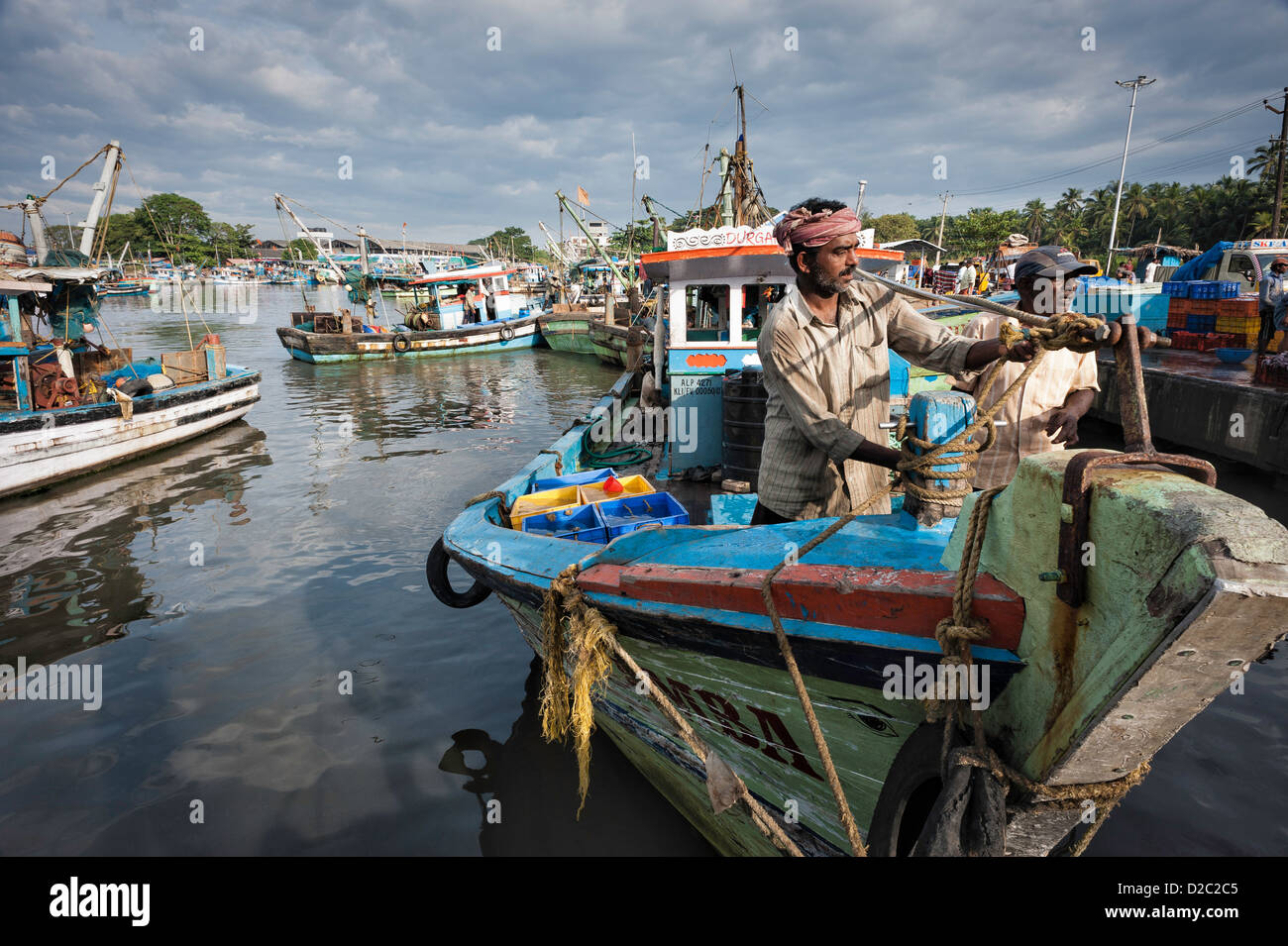 I pescatori ormeggiano le loro barche tradizionali a Valapattanam porto dopo un viaggio di pesca in mare Arabico, Kannur, Kerala, India. Foto Stock