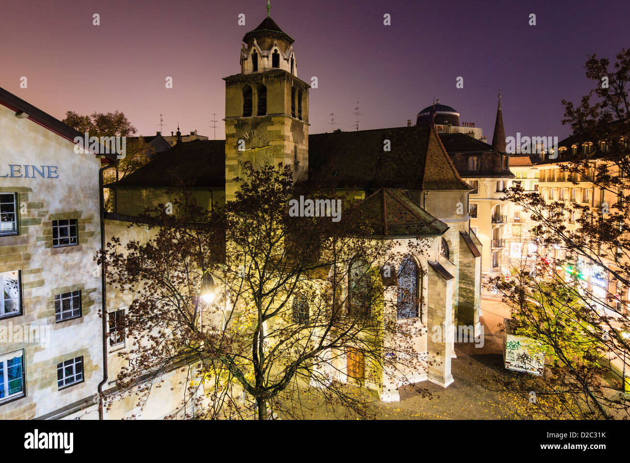 Temple de la chiesa de la Madeleine di notte. La Vieille Ville (Città Vecchia) Ginevra, Svizzera Foto Stock