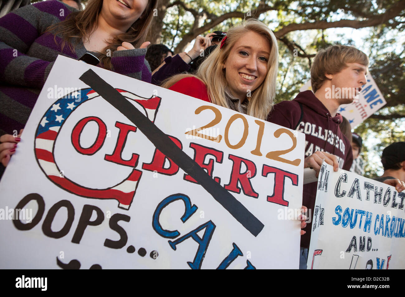 Gli studenti in attesa di supporto segni comico Stephen Colbert durante un rally con ex candidato presidenziale repubblicano Herman Caino presso il College di Charleston, il 20 gennaio 2012 a Charleston, Carolina del Sud. Colbert si tiene la manifestazione con Caino, intitolato Rock Me come un Herman Cain Sud Caino-olina Rally primario, come parte del suo pseudo-run per il presidente degli Stati Uniti del Sud Carolina. Foto Stock