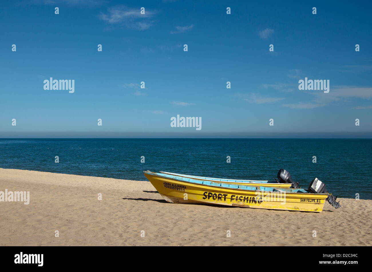 Piccole barche di pescatori sulla spiaggia di San Felipe, Baja California, Messico. Foto Stock