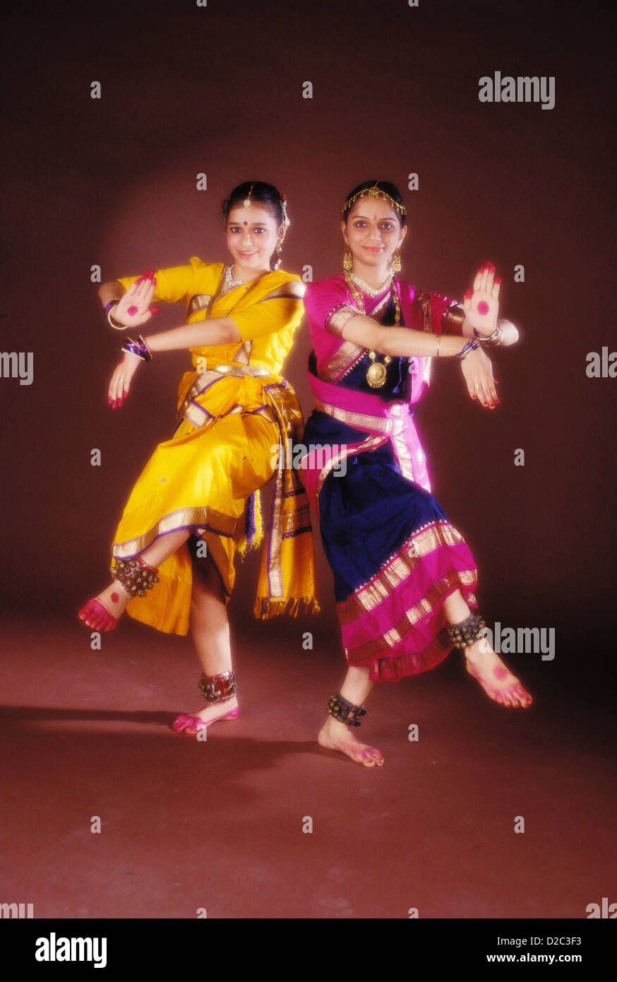 Danzatrici indiane di eseguire la Bharat Naatyam. Foto Stock