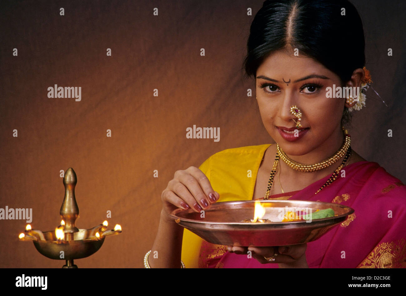India. Donna indiana di eseguire Pooja durante il Diwali Festival Foto Stock
