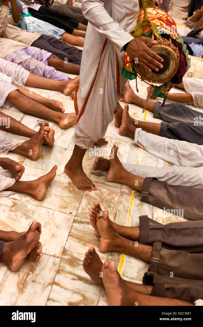 Warkaris riprodurre il Abhang durante Pandharpur Yatra al Alandi, Maharashtra, India Foto Stock Warkaris riprodurre il Abhang durante Pandharpur Yatra al Alandi, Maharashtra, India Foto Stock