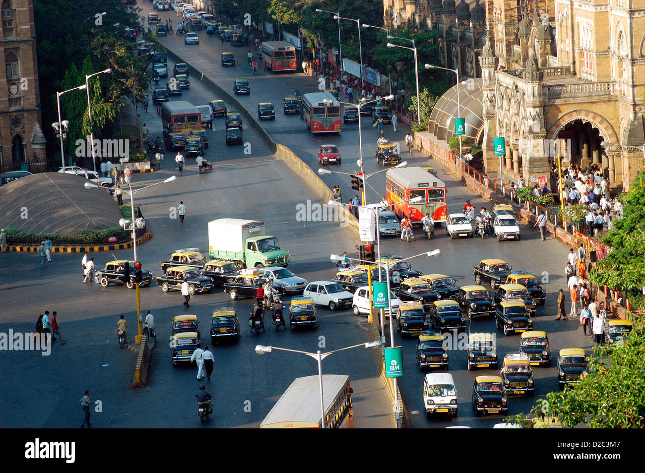 Il traffico esterno Vt Stazione Ferroviaria Victoria Terminus ora ribattezzato come stazione Cst Chatrapati Shivaji Terminus a Bombay ora Foto Stock