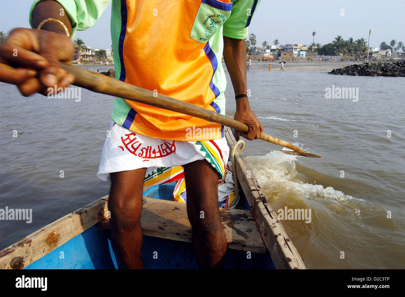 Indian Fisherman remare una barca a Uttan Beach, vicino Bombay ora Mumbai, Maharashtra, India Foto Stock