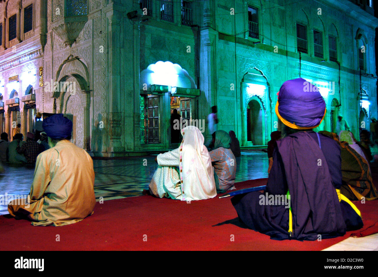 I sikh sedersi nel composto di Takhat Sachkhand Sri Hazur Abchalnagar Sahib a Nanded. Maharashtra, India Foto Stock