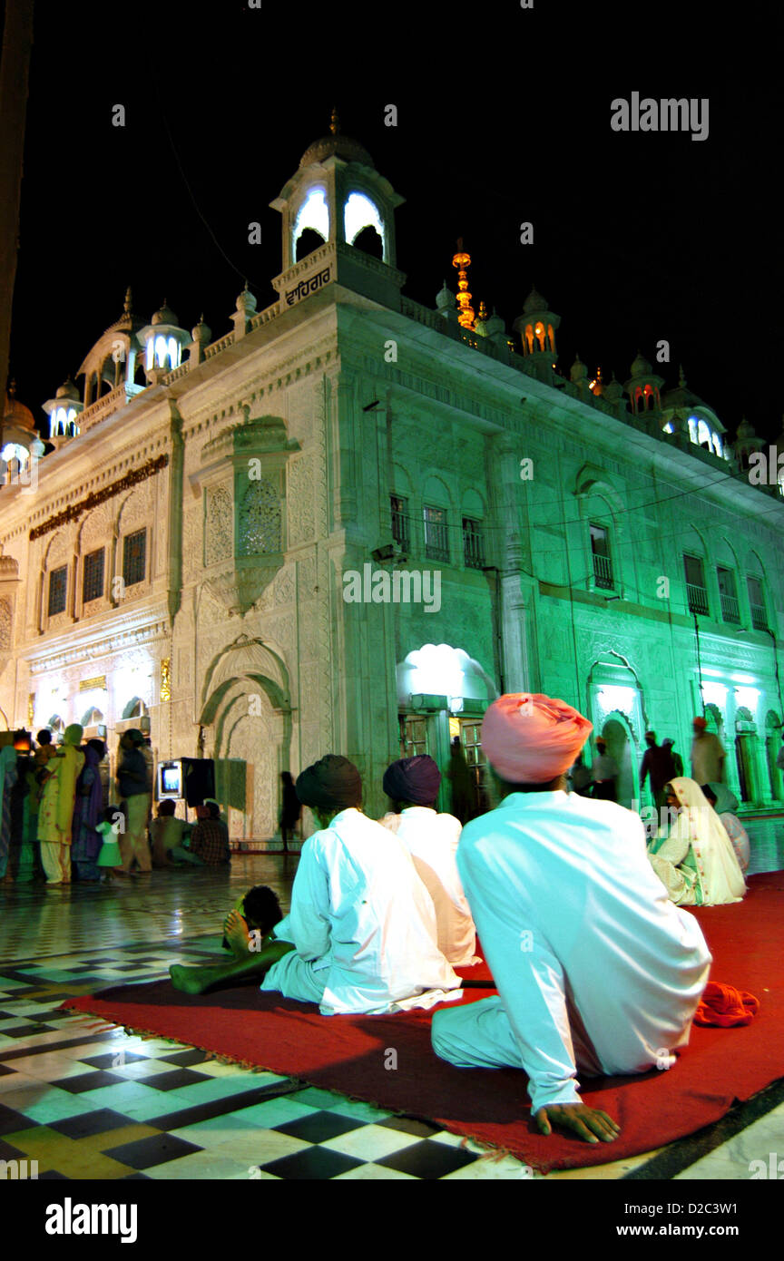 I sikh seduto in composto di Takhat Sachkhand Sri Hazur Abchalnagar Sahib a Nanded, Maharashtra, India Foto Stock