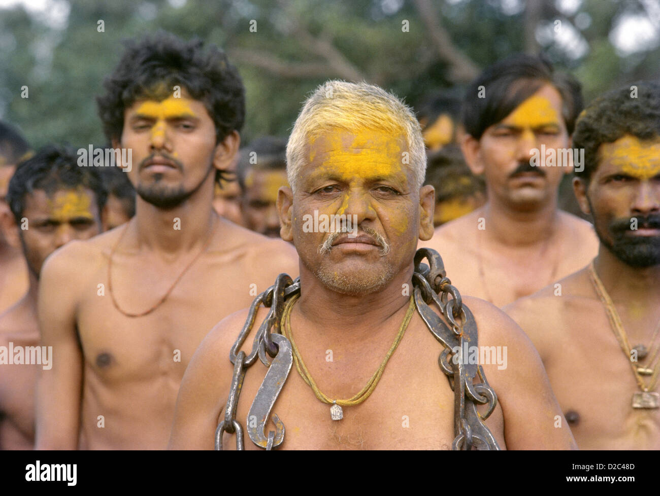 I devoti spogliato in vita in attesa di essere posseduto Khandoba Stand nel fiume di metallo pesante catena è indossato attorno al collo del guadagno del Khandoba Foto Stock I devoti spogliato in vita in attesa di essere posseduto Khandoba Stand nel fiume di metallo pesante catena è indossato attorno al collo del guadagno del Khandoba Foto Stock