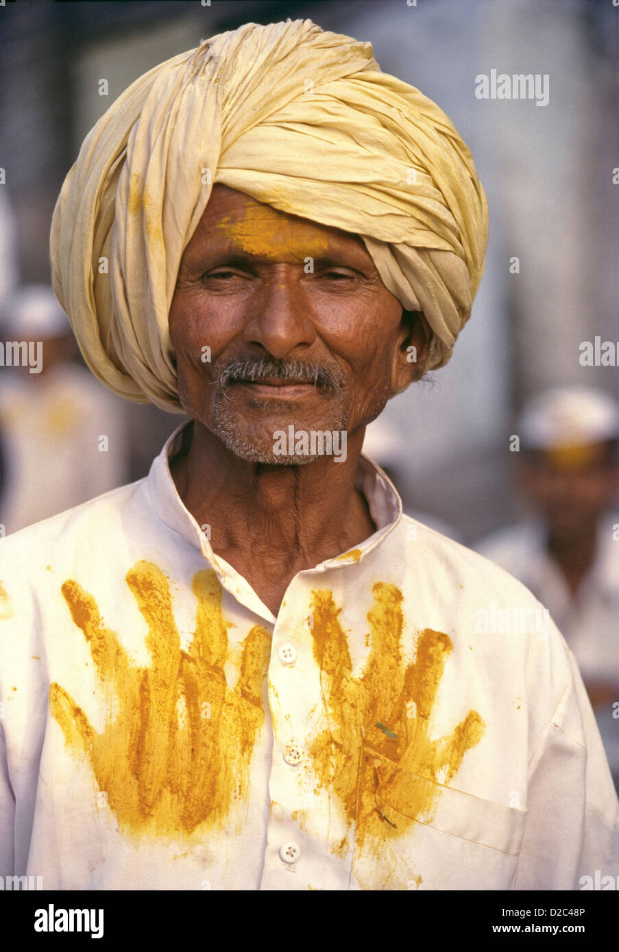 La Khandoba devoto volto cosparso la curcuma in polvere vestiti Embedded Palm impressioni come prova visitare Festival Jejuri Maharashtra Foto Stock