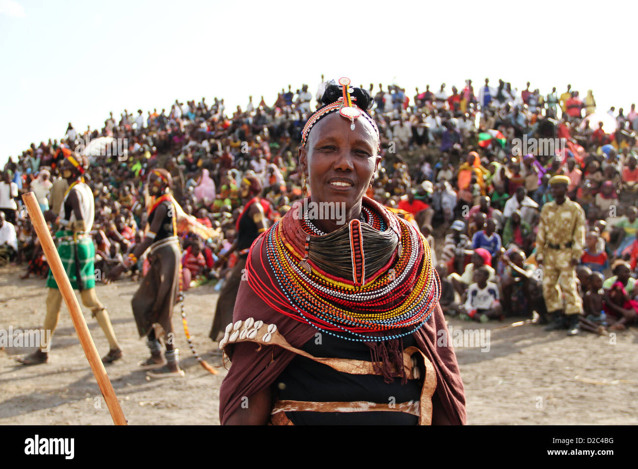 Senteyo baltor, presidente del comitato organizzatore locale e fondatore del lago Turkana festival sta in piedi di fronte ad una folla enorme Foto Stock