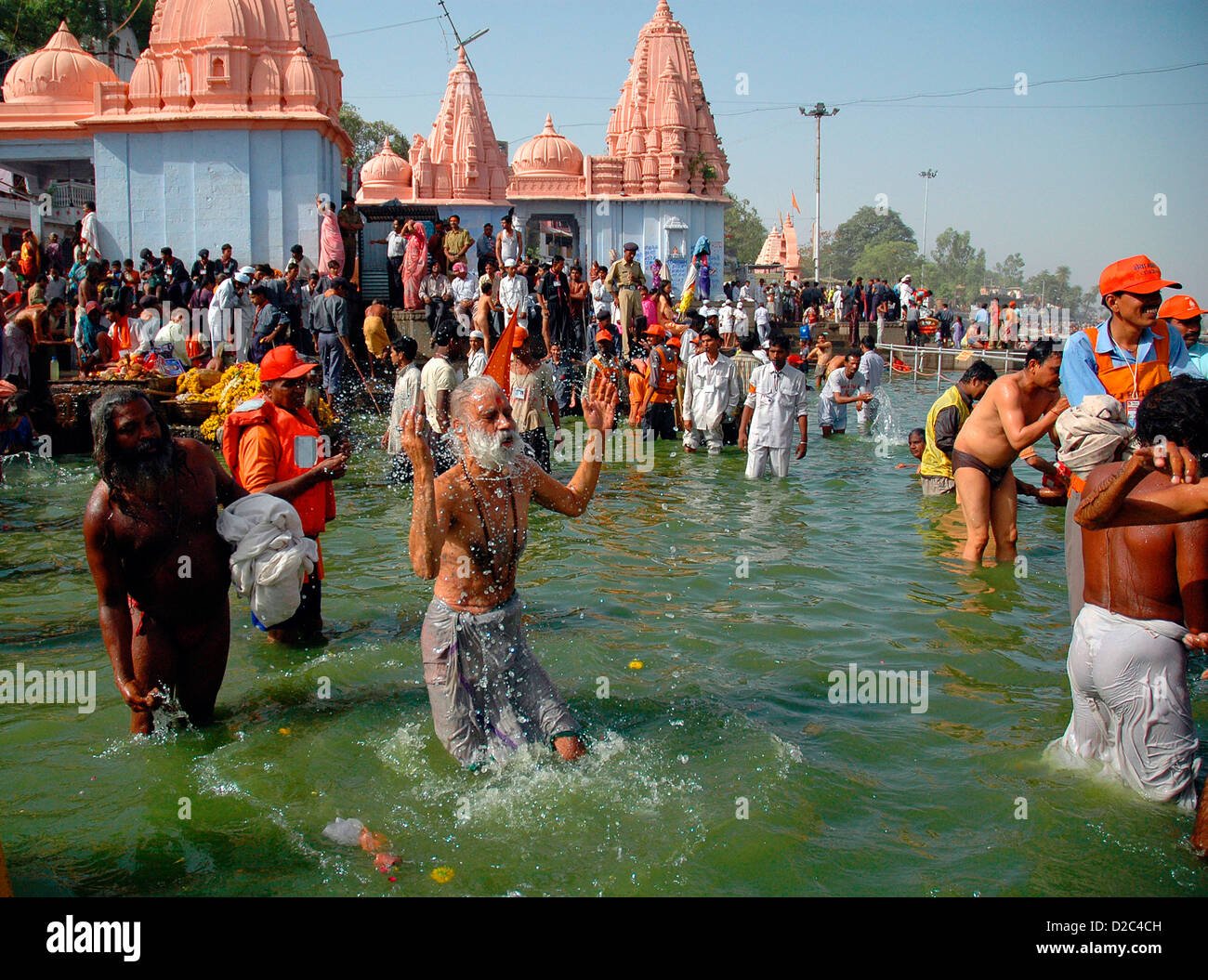 Pellegrini indiano la balneazione nel sacro Fiume Shipra, Kumbhmela Ujjain, India Foto Stock