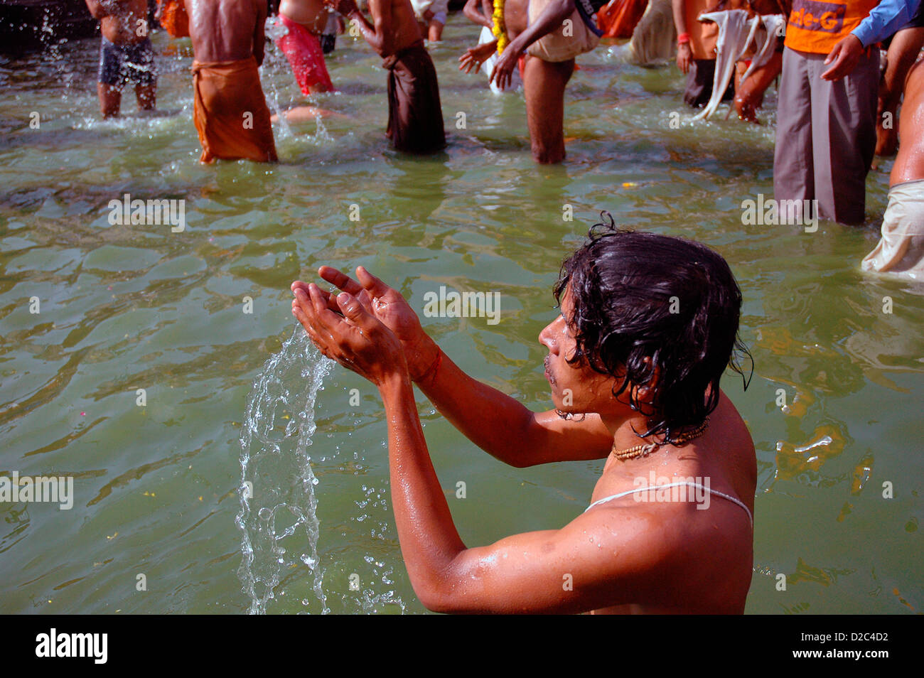 Pellegrino indiano pregando con acqua al dio del sole nel fiume Shipra, Ujjain Foto Stock