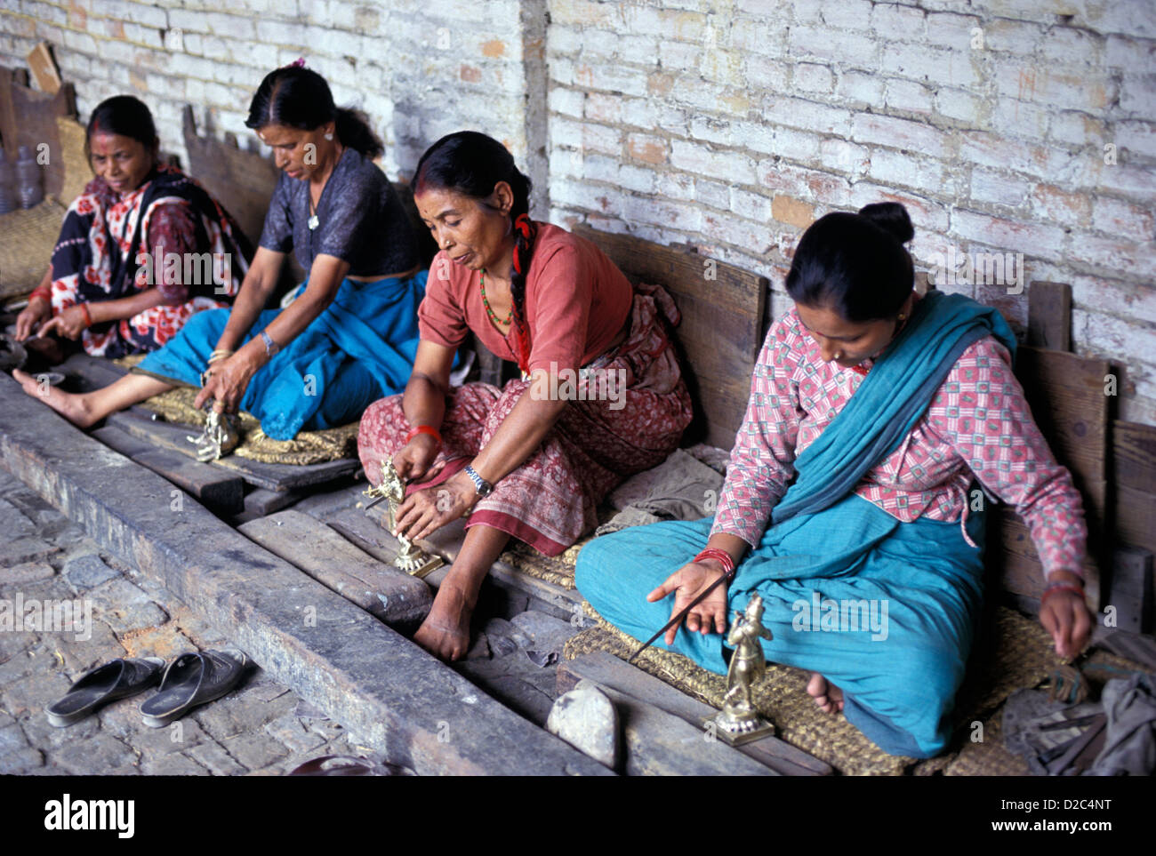 India. Un gruppo di quattro donne che fanno le statue di bronzo Foto Stock