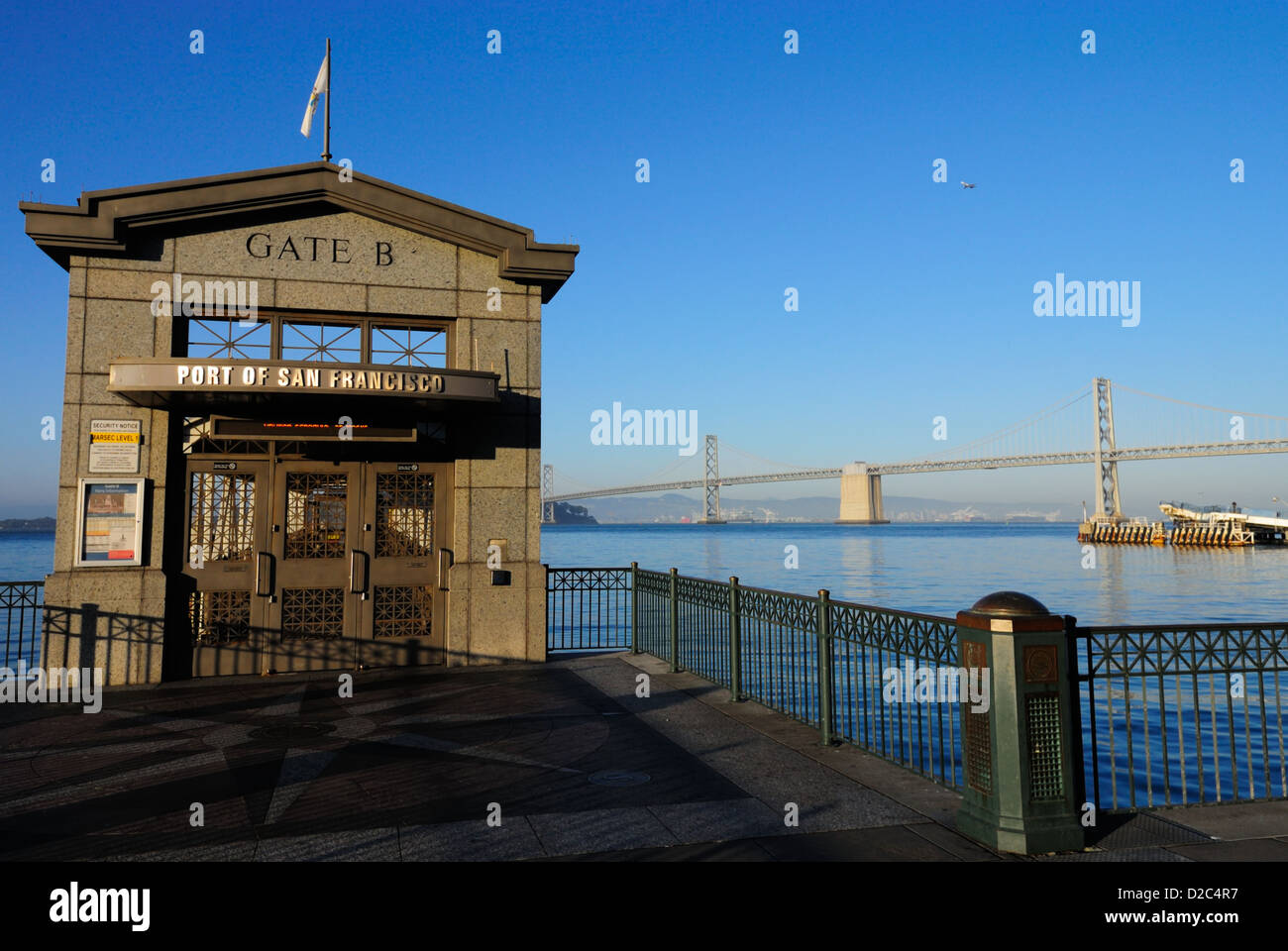 Dal Porto di San Francisco e il Ponte della Baia di San Francisco CA Foto Stock