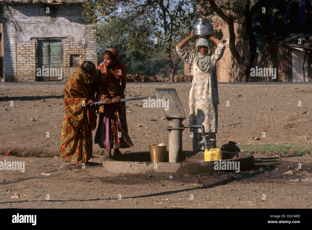 L'India, gli abitanti di un villaggio di pompaggio di acqua. Foto Stock