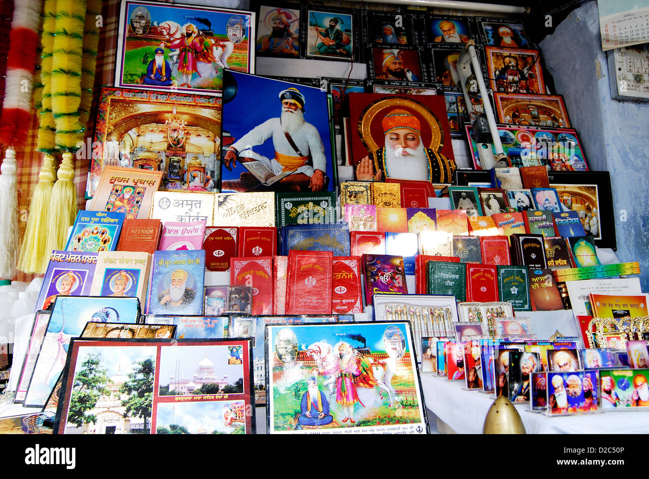 Negozio di vendita foto Guru sikh compresi il Guru Nanak Saheb fuori Sachkhand Gurudwarasaheb Gurudwara Sahib Nanded Maharashtra Foto Stock