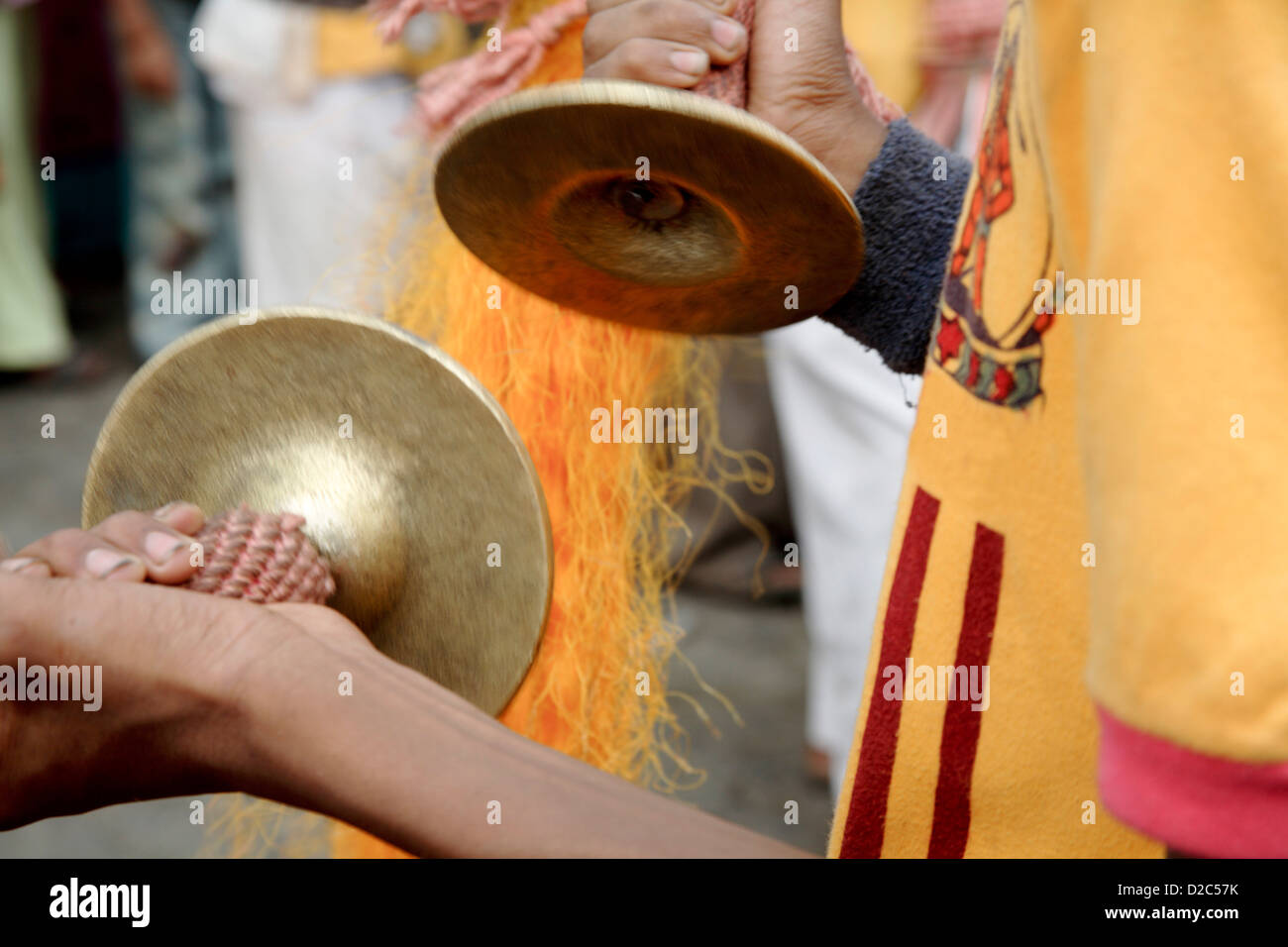 L'uomo gioca Tal, coppia di ottoni, India Foto Stock