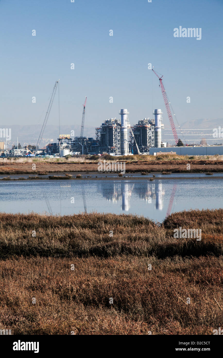 Impianto di alimentazione in costruzione in corrispondenza di un bordo di una palude salata e wetland Wildlife Refuge sulla Baia di San Francisco. Foto Stock