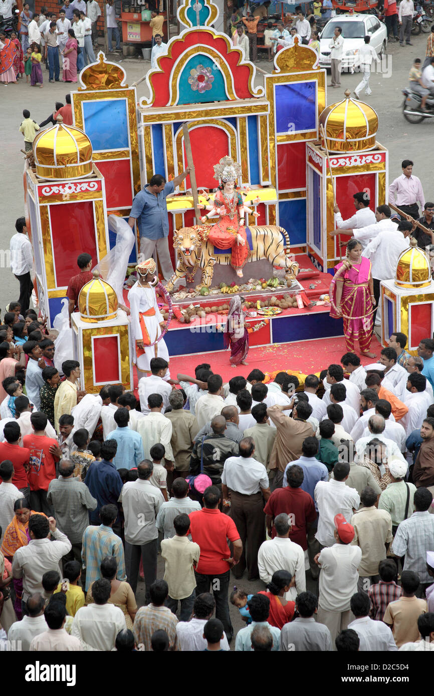 Navaratri Dandiya Festival Garba, Processione di Ma Ambadevi, Bhavani Devi da Kalwa a Tembhi Naka, Thane, Maharashtra, India Foto Stock