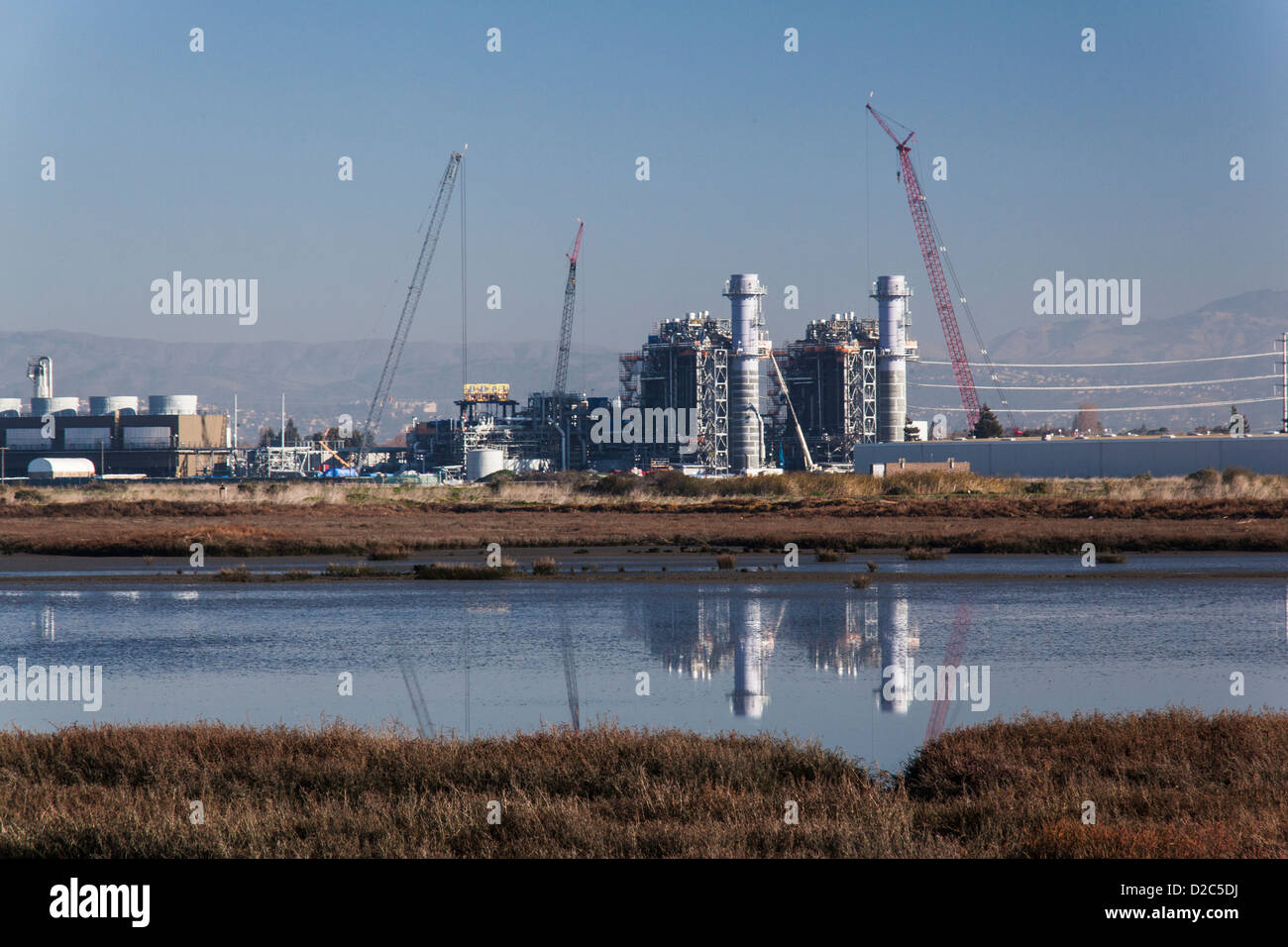 Impianto di alimentazione in costruzione in corrispondenza di un bordo di una palude salata e wetland Wildlife Refuge sulla Baia di San Francisco. Foto Stock