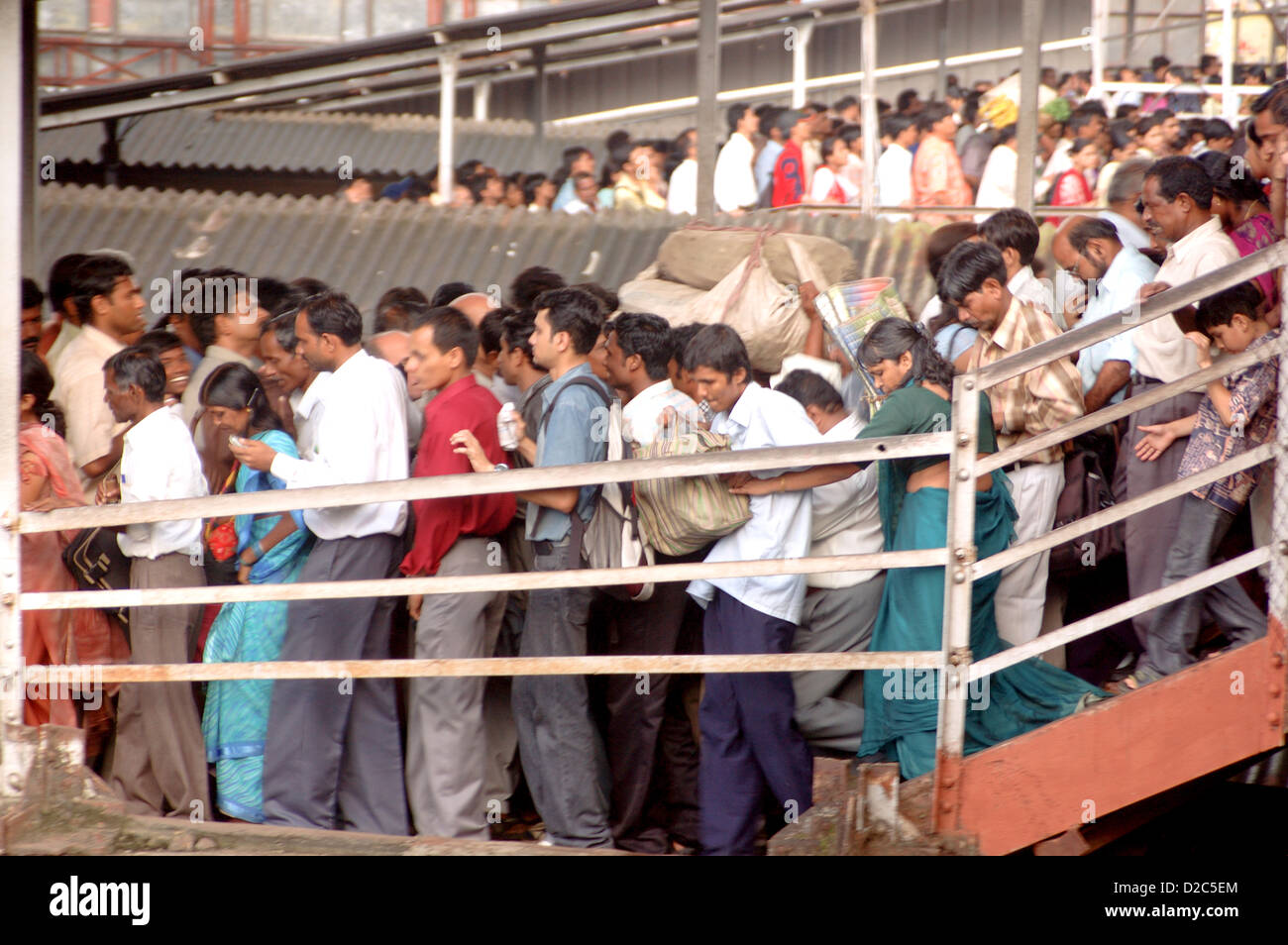 Folla sul ponte ferroviario, India Foto Stock