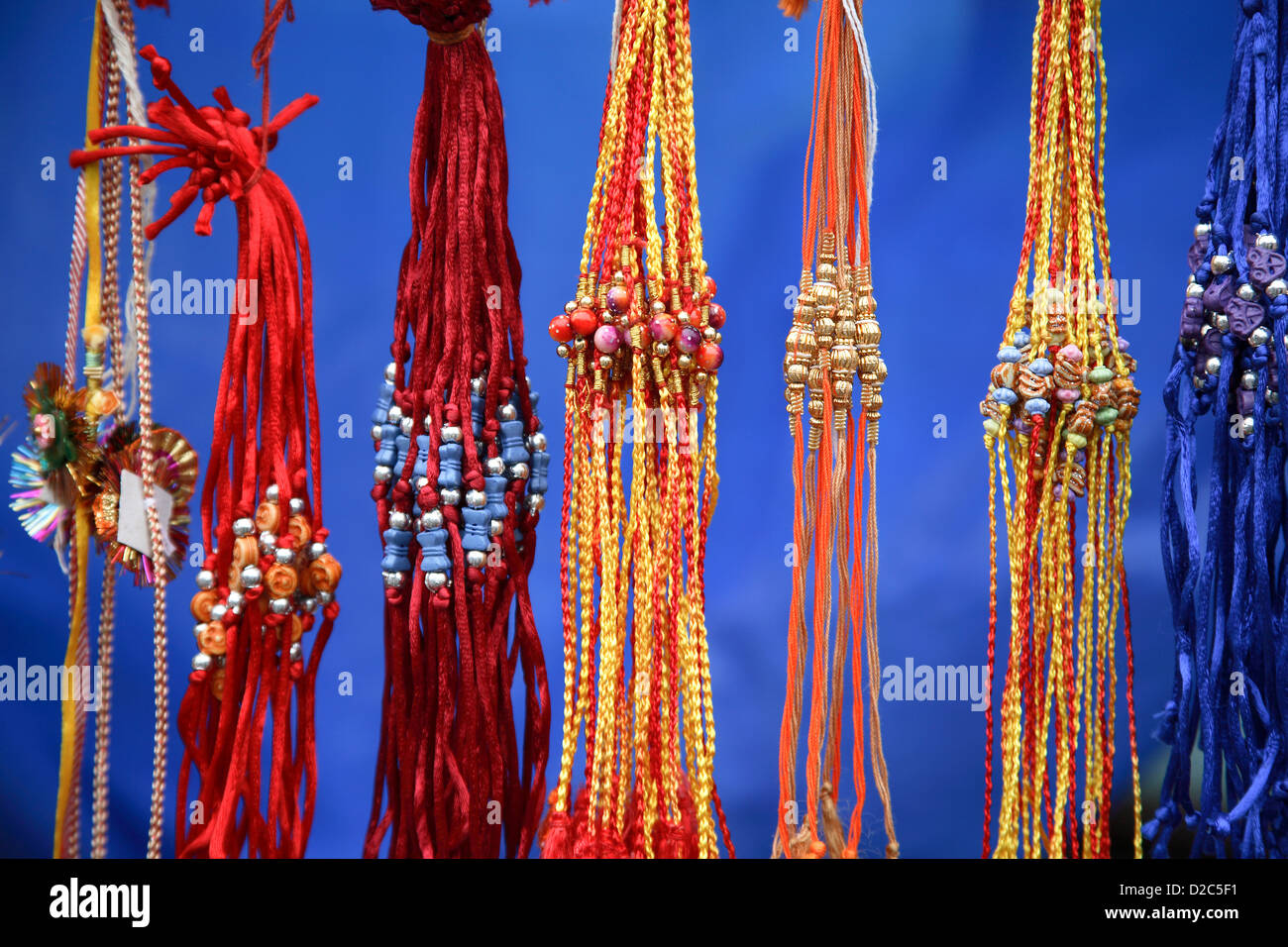 Rakhis colorati per la vendita, filo di seta per essere legato da sorella a fratello sul Raksha Bandhan giorno, India Foto Stock