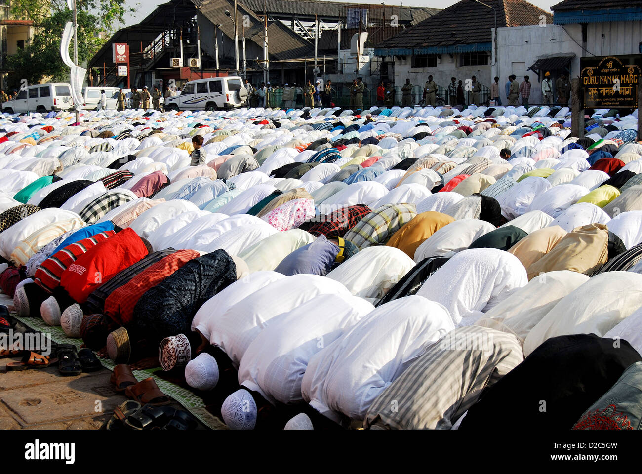 Massa la preghiera musulmana. Namaz offrendo su Id-Ul-Fitr o Ramzan Id alla stazione di Bandra, Mumbai Bombay, Maharashtra, India Foto Stock