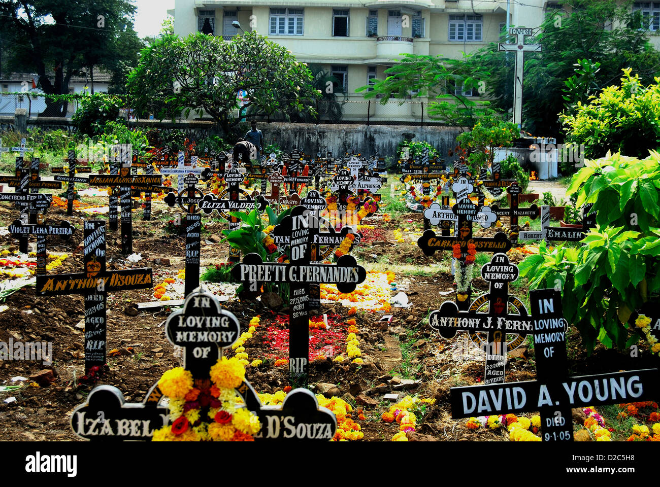 Commemorazione di tutti i defunti, tombe decorate con fiori e candele accese. Andrews Chiesa, Mumbai Bombay, Maharashtra, India Foto Stock