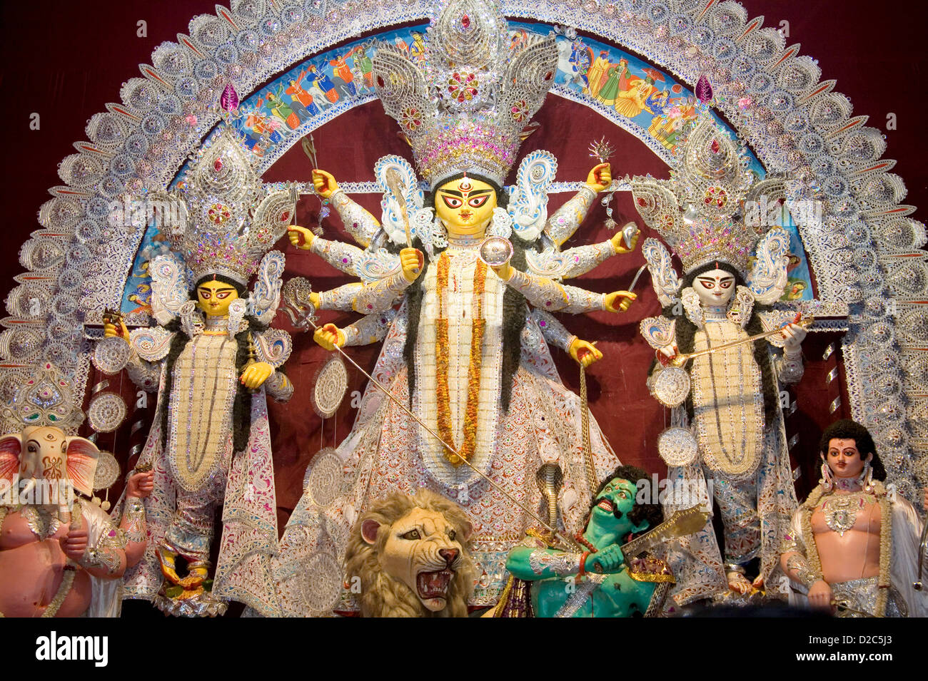 Idolo di dea Durga, Durga Pooja Dassera Vijayadasami Festival, Calcutta Kolkata, West Bengal, India Foto Stock