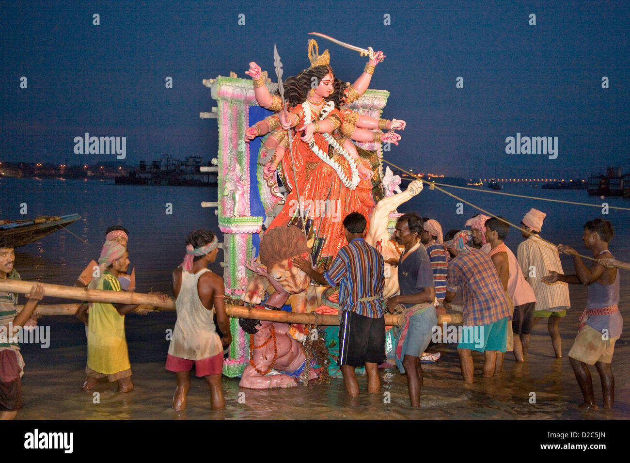 Idolo di dea Durga, Durga Pooja Dassera Vijayadasami Festival, Calcutta Kolkata, West Bengal, India Foto Stock