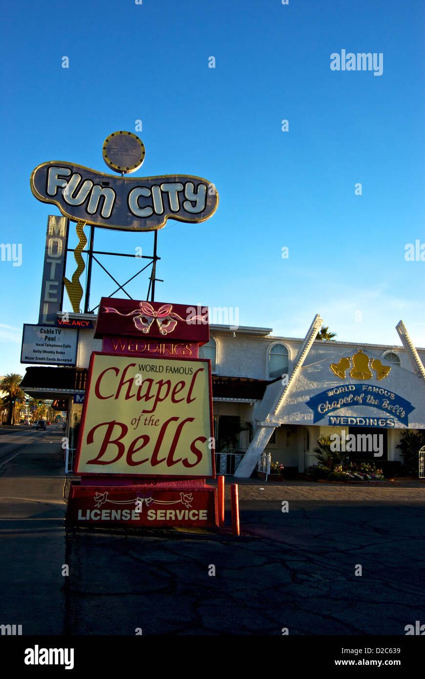 Squallida vecchia sezione di Las Vegas Boulevard striscia 'World famosa Cappella delle campane' Fun City motel Foto Stock