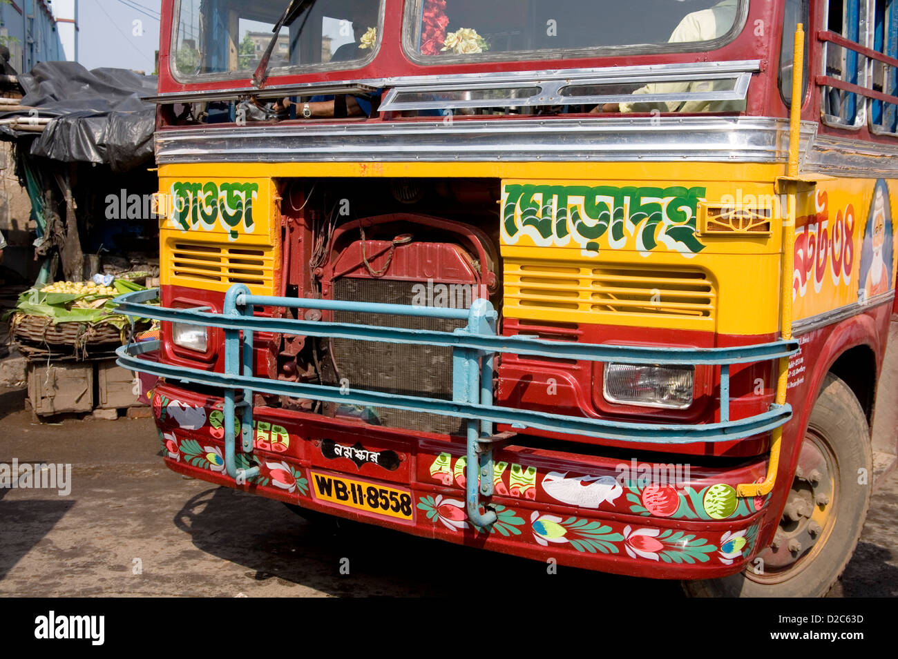 Pannello anteriore del bus locale (quella di Howrah scritto in Bangla Bengali Script) Calcutta Kolkata, West Bengal, India Foto Stock
