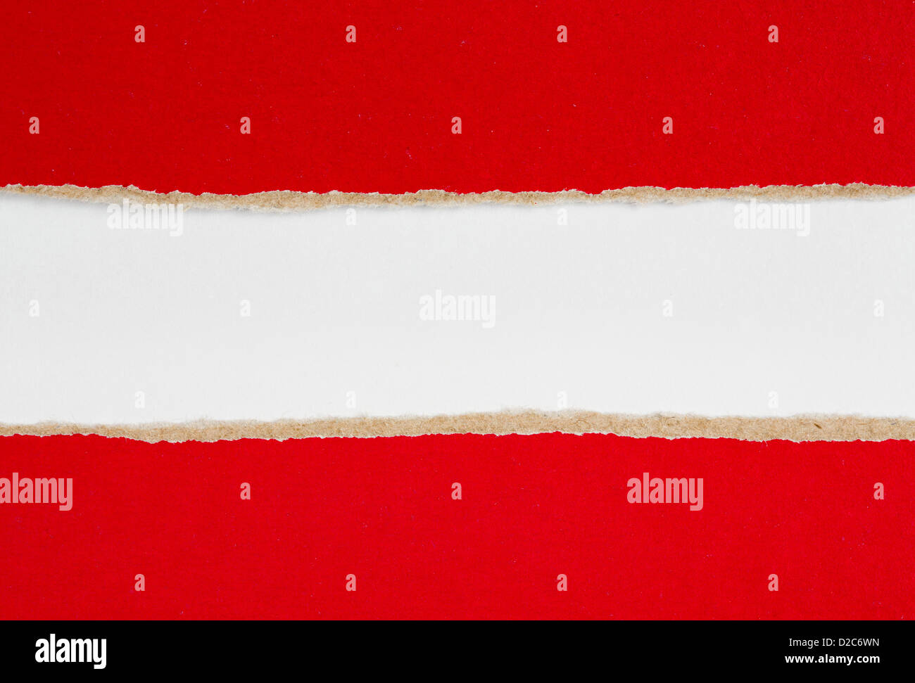 Rosso di carta di cui è stato eseguito il rip su bianco Foto Stock