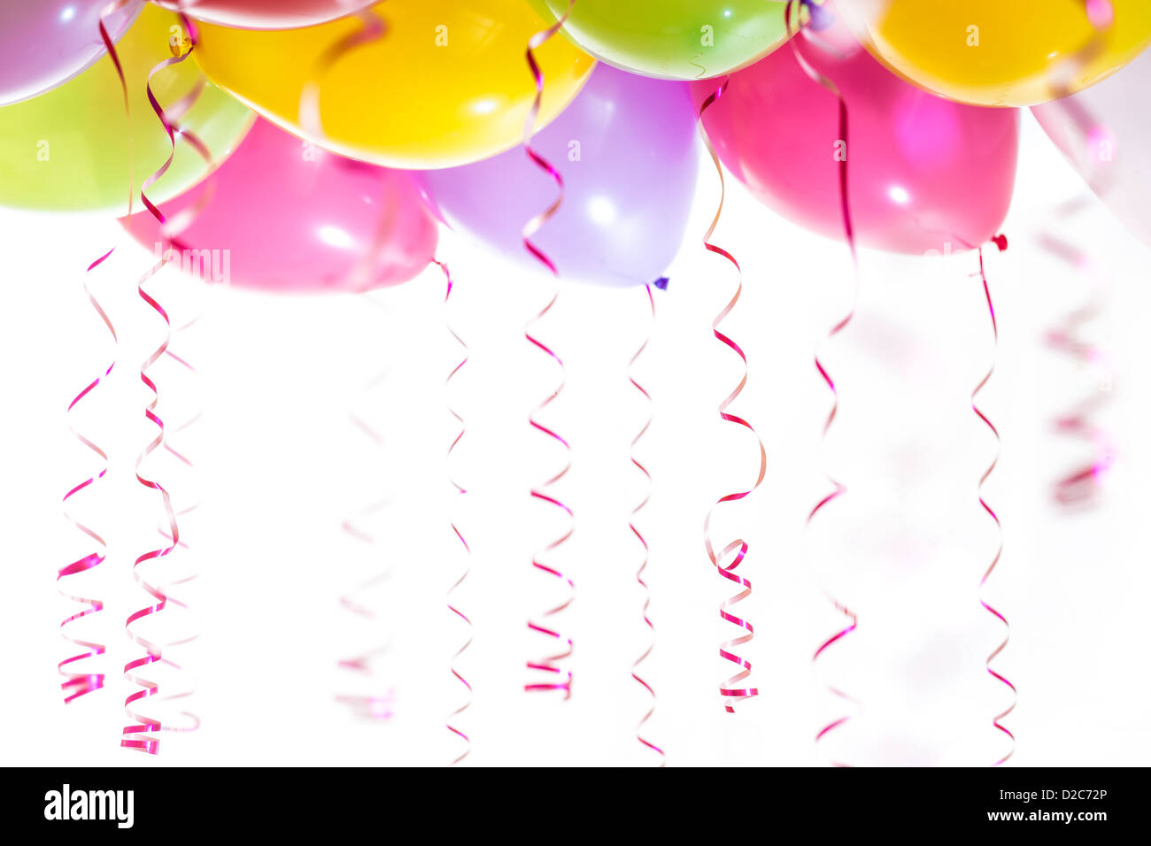 Palloncini con stelle filanti per la festa di compleanno celebrazione isolati su sfondo bianco Foto Stock