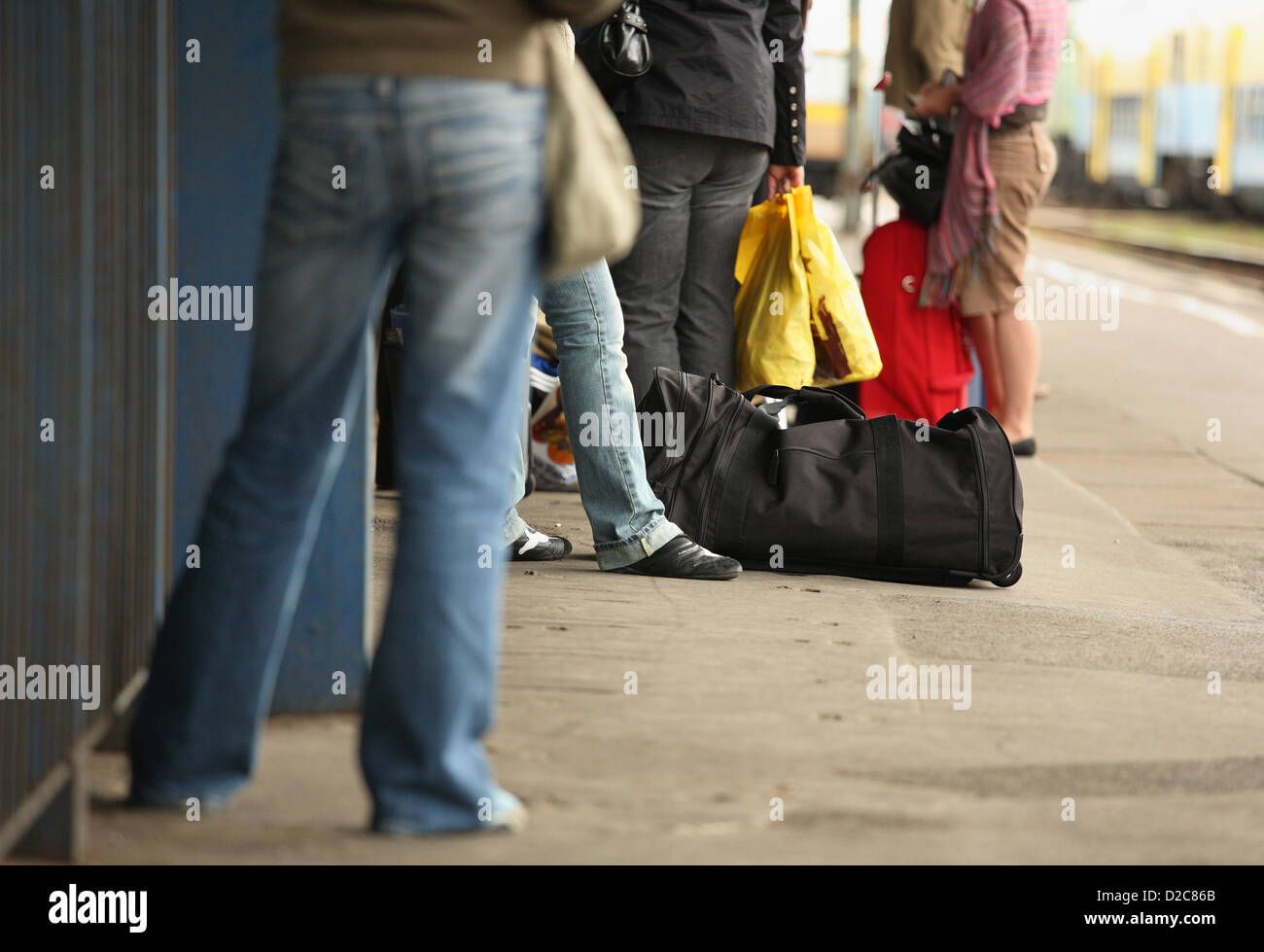 Poznan, Polonia, attende i viaggiatori con bagaglio sul binario ferroviario Foto Stock