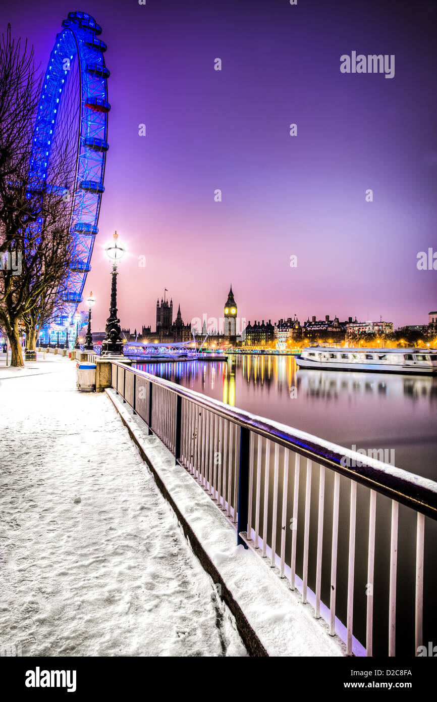 Lo skyline di Londra nella neve Foto Stock