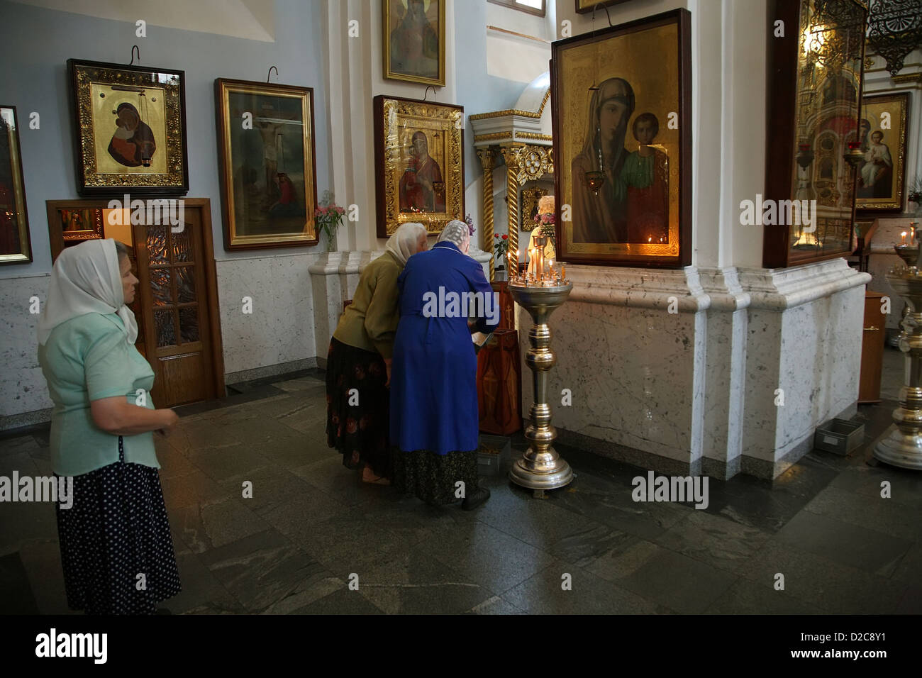 Minsk, Bielorussia, credulone donne anziane nella Cattedrale dello Spirito Santo Foto Stock